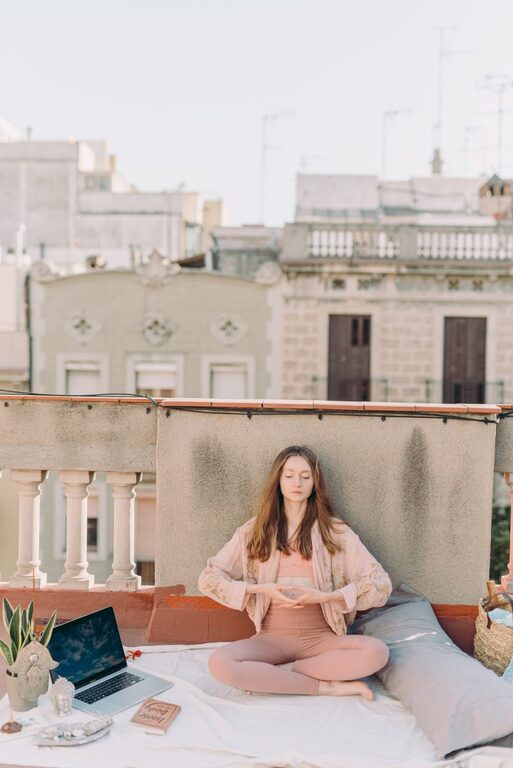 Proste praktyki mindfulness na co dzień – jak zacząć i utrzymać spokój